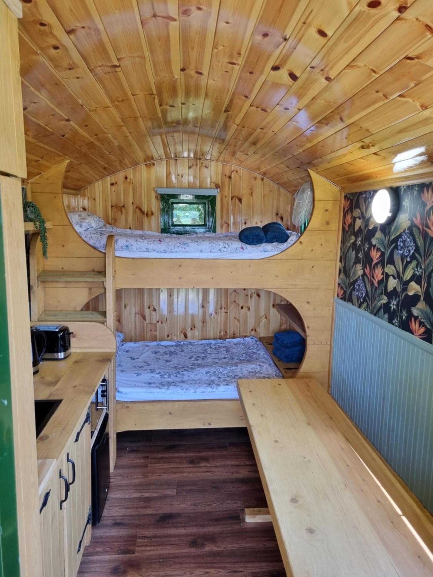 Woodie The Shepherds Hut - Sleeps 4 Чичестер Экстерьер фото